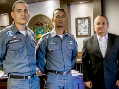 Policiais desacatados por promotor em Terra Nova sÃ£o homenageados pelo governador Pedro Taques