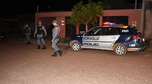 Bandidos invadem casa, torturam famÃ­lia e afogam crianÃ§a na privada