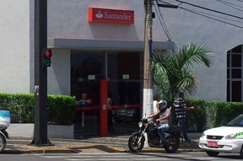 Bandidos invadem banco em CuiabÃ¡ roubam dinheiro mas esquecem euros e dÃ³lares