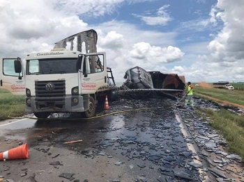 Rodovia federal Ã© interditada apÃ³s carreta tombar e pegar fogo durante acidente envolvendo cinco veÃ­culos