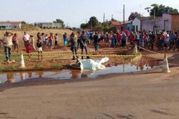 GÃªmeos de cinco anos morrem atropelados por carreta