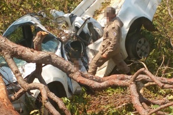 ApÃ³s pneu estourar motorista bate caminhonete e morre em MT