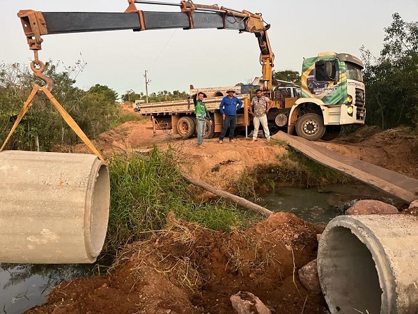 Estradas Rurais estão sendo dotadas de Aduelas e Manilhas de Concreto