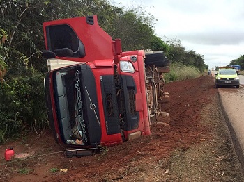 Carreta carregada com carga de banana tomba na BR-163 em Sinop