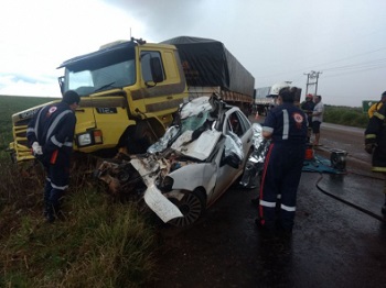 Choque de carro e carreta mata 3 pessoas em Primavera do Leste