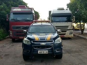 Caminhoneiros sÃ£o amarrados em caminhÃ£o por assaltantes em TangarÃ¡ da Serra