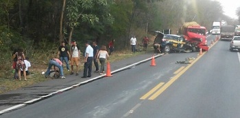 Policial da PRF morre ao bater viatura de frente em carreta