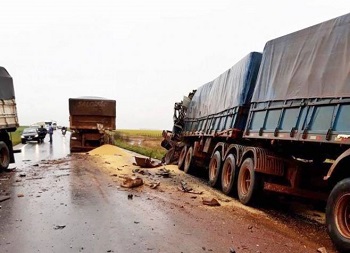 Motorista morre em acidente envolvendo trÃªs carretas na BR-163