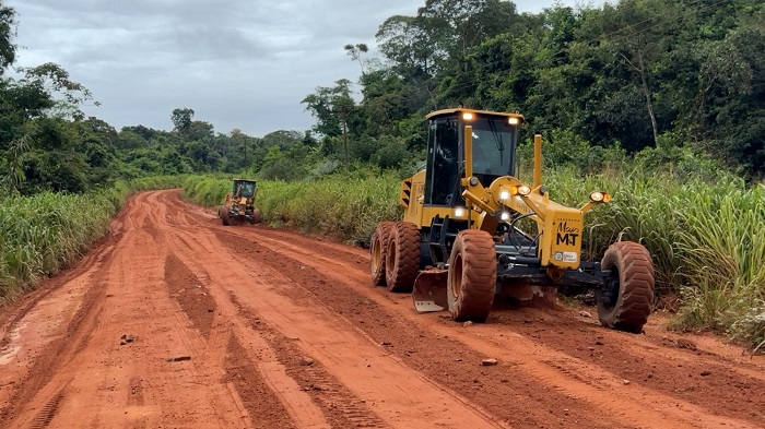 Patrulha com 04 motoniveladoras recupera a Estrada E-60