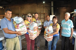 Lions Clube faz doaÃ§Ã£o de cestas bÃ¡sica para Projeto Vida e Paz 