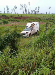 AmbulÃ¢ncia de Nova Guarita capota apÃ³s pneu estourar e 4 ficam feridos 