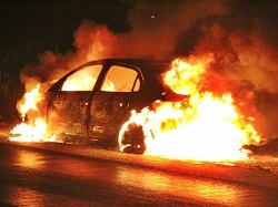 Carro Ã© destruÃ­do por incÃªndio Ã s margens da BR-163 em Nova Mutum