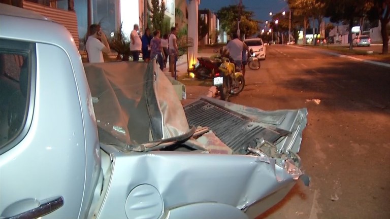 Retroescavadeira sem freio faz 'strike' em avenida de RondonÃ³polis