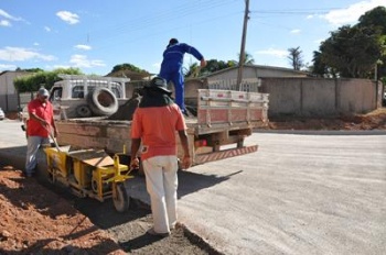 Depois de dotar a ZR01 de 100% de asfalto prefeitura constrÃ³i meio-fio