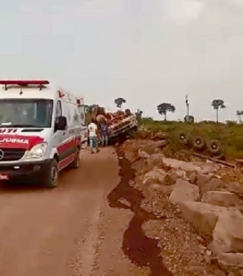 Carreta capota e caminhoneiro morre preso nas ferragens