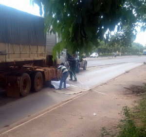 Mulher se joga na frente de carreta e morre atropelada