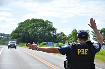 PRF faz operaÃ§Ã£o nas rodovias de MT para tentar diminuir acidentes durante o Natal