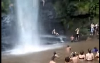 VÃ­deo mostra jovem caindo de cachoeira 