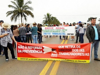 Trabalhadores protestam e paralisam em Mato Grosso