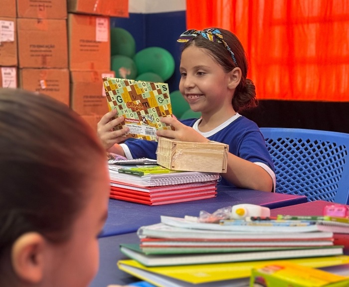 2.300 alunos recebem kits didáticos e Materiais Escolares