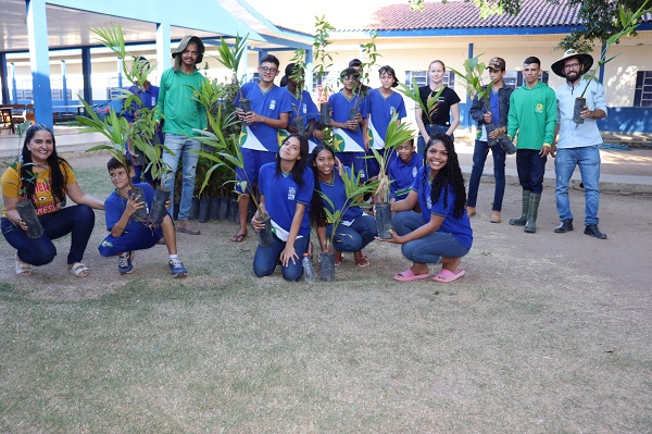 COOGAVEPE doa 200 mudas de árvores para Projeto Educacional 