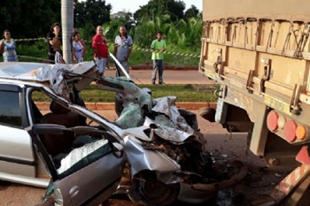 Quatro pessoas morrem em colisÃ£o entre Peugeot e caminhonete