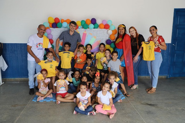 Alunos da Escola Luiza Miotto recebem kits pedagógicos, uniformes e materiais