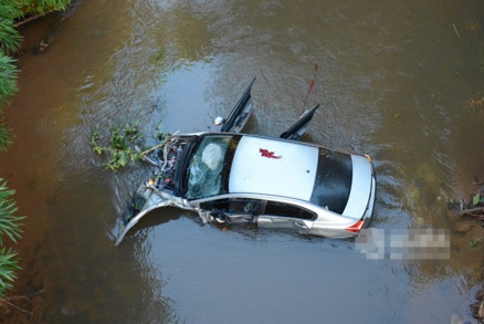 Motorista discute ao volante, perde controle e carro cai de ponte