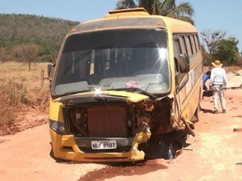 Idoso morre apÃ³s Uno bater de frente com Ã´nibus escolar em MT