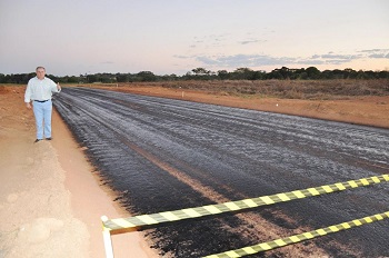 Prefeito acompanha imprimaÃ§Ã£o asfÃ¡ltica de ruas e passarelas do Bairro ZC-001 em MatupÃ¡