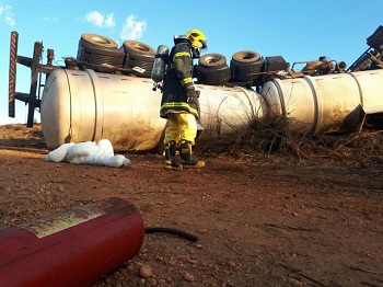 CaminhÃ£o carregado com biodiesel tomba em rodovia de MT e derrama Ã³leo em rio