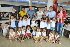 406 crianÃ§as da Creche CrianÃ§a Feliz sÃ£o uniformizadas