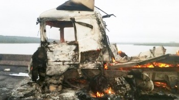 Carretas batem de frente, pegam fogo e motorista morre na BR-163