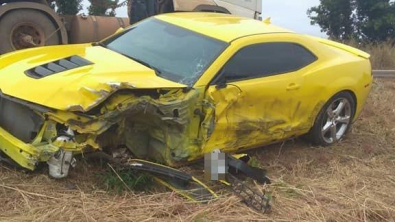 Camaro fica destruÃ­do em choque com carreta em MT