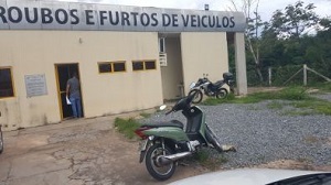 Dentista Ã© presa por vender trailer furtado