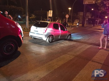 Carro rebaixado fica preso em faixa elevada e motorista acaba multado