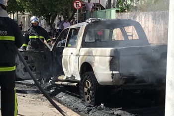 Caminhonete pega fogo e trÃ¢nsito fica congestionado; veja vÃ­deos