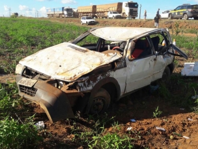 VeÃ­culo com sete pessoas capota e duas morrem na BR-163 em Nova Mutum