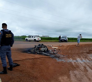 Moto explode apÃ³s acidente com carreta em MT; jovem morre