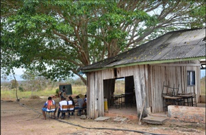 A EDUCAÃ‡ÃƒO DO GOVERNO TAQUES: Alunos tem aulas debaixo de Ã¡rvores 