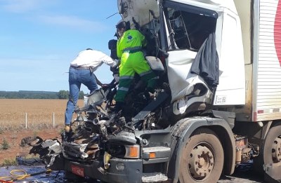 Motorista fica preso às ferragens em acidente entre carreta e caminhão na BR-163