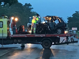 ColisÃ£o entre Uno e carreta carregada com madeira mata trÃªs pessoas 