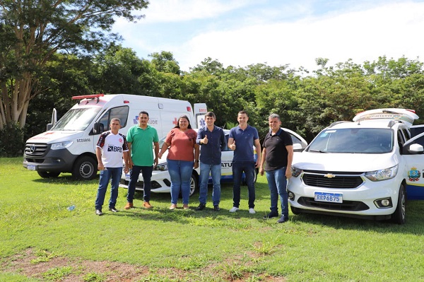 Prefeito Bruno Mena entrega novos veículos e ambulância para saúde