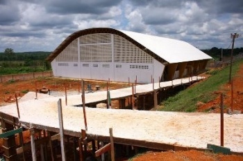 Escola Santo AntÃ´nio ganha muro e rampa de acesso a quadra de esportes