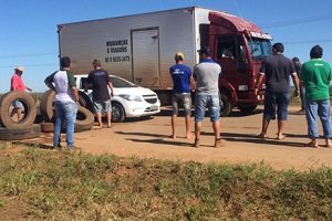 Bloqueios jÃ¡ provocam escassez em postos e mercados 