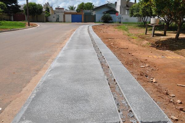 Vias pavimentadas da ZC1 estão recebendo calçadas