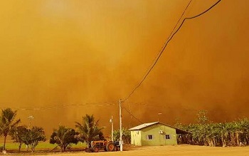 Redemoinho de areia cobre fazenda em MT e assusta moradores