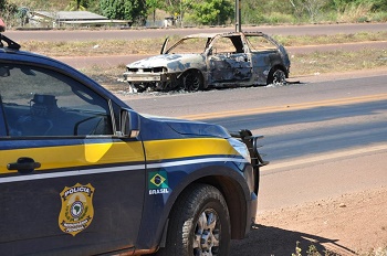 VeÃ­culo Incendiado na Travessia Urbana de Peixoto de Azevedo