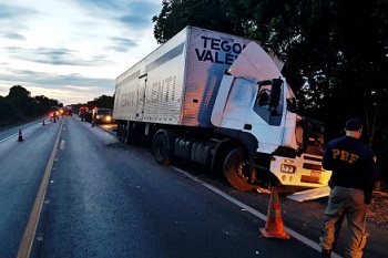 ColisÃ£o entre Ã´nibus e carreta mata um e deixa 56 feridos