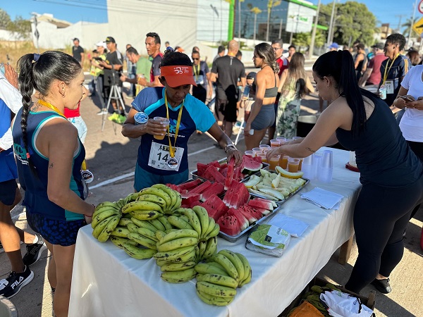 Atletas recebem frutas da AGRIPAC em Corrida 5K Peixoto 38 anos